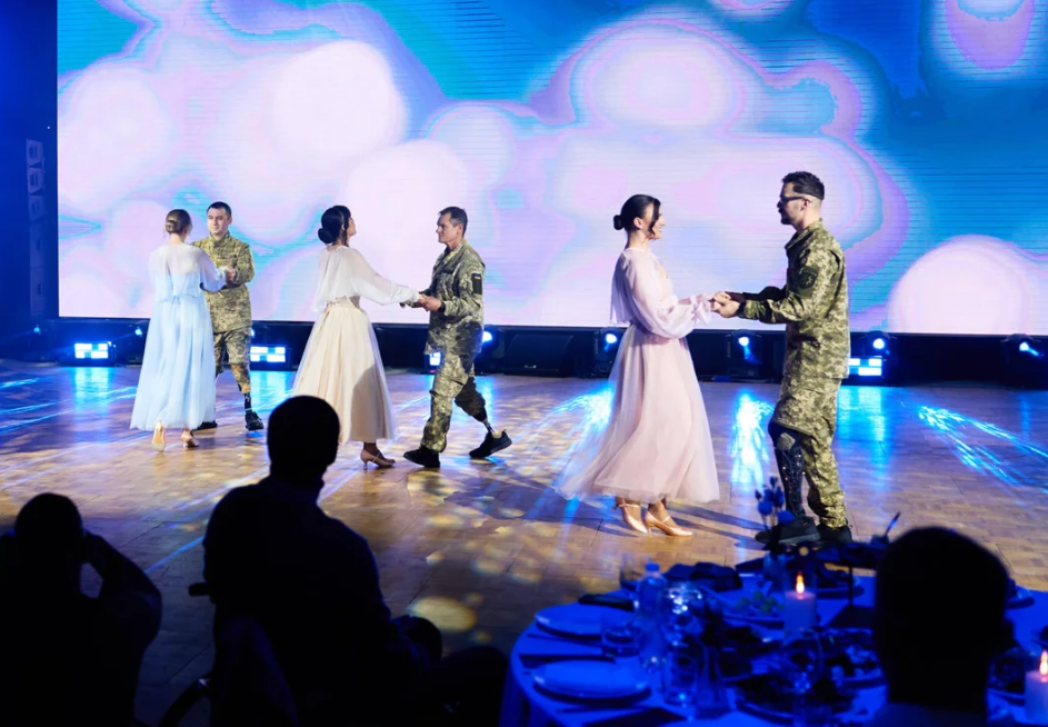 "История о силе и любви": как танцы возвращают ветеранов войны в Украине к жизни. Видео