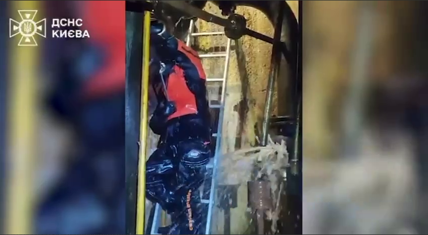 Порятунок ТЕЦ Києва після обстрілу РФ: у ДСНС показали унікальні кадри роботи водолазів-саперів. Відео