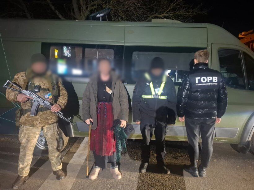 Видавав себе за бабусю: прикордонники викрили порушника, який намагався виїхати за кордон. Відео