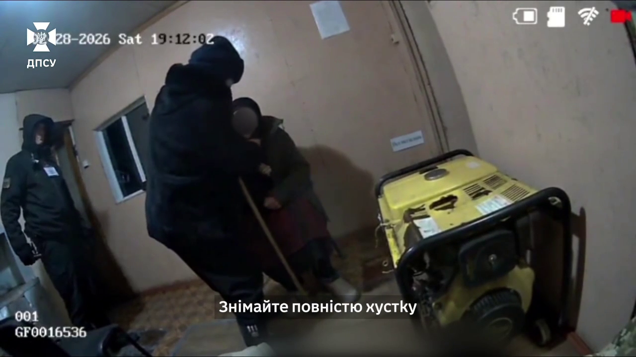 Видавав себе за бабусю: прикордонники викрили порушника, який намагався виїхати за кордон. Відео