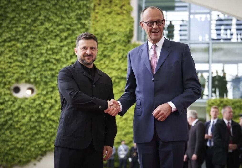 "Маємо інформацію від розвідки про можливі російські удари": Зеленський обговорив з Мерцом потреби України в ППО і ситуацію на фронті