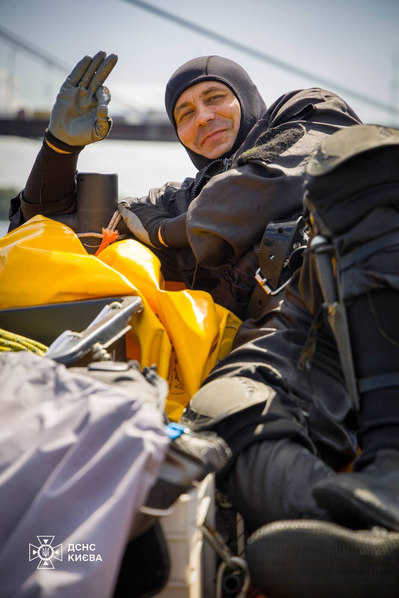 Порятунок ТЕЦ Києва після обстрілу РФ: у ДСНС показали унікальні кадри роботи водолазів-саперів. Відео