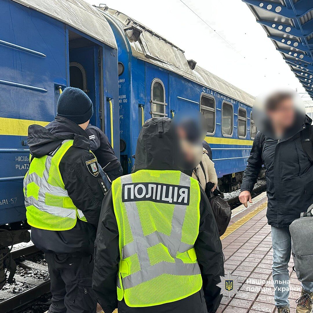 Сімох залізників звинуватили у зловживанні службовим становищем