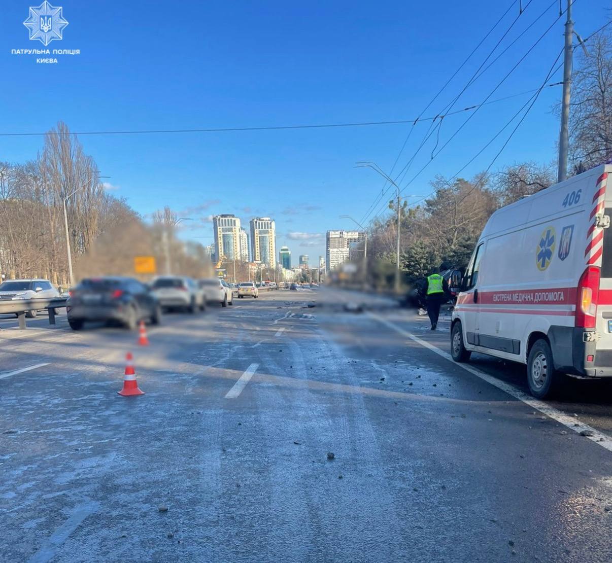 У Києві Maserati на швидкості в’їхав в електроопору та перекинувся: є загиблий. Усі подробиці, фото та відео