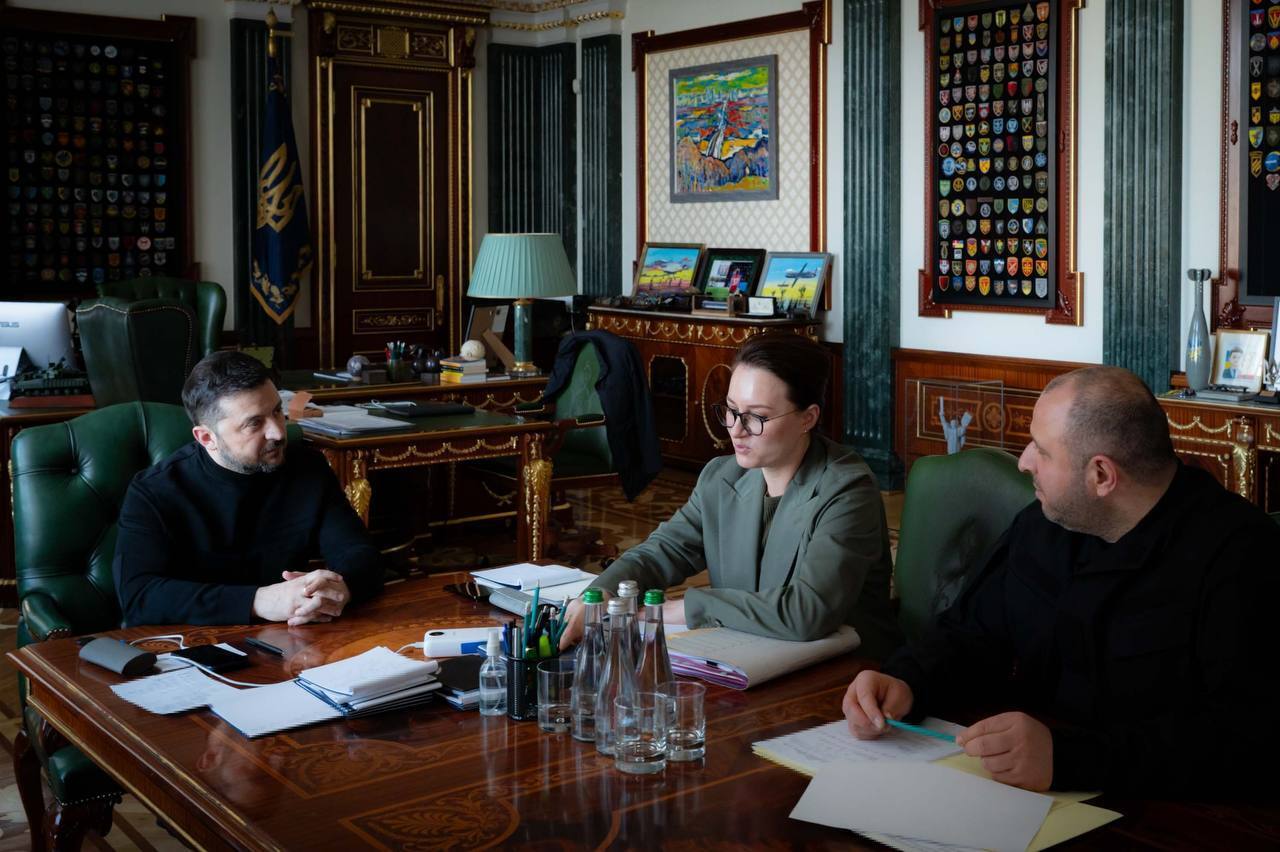 Владимир Зеленский на совещании с премьер-министром Юлией Свириденко и секретарем СНБО Рустемом Умеровым