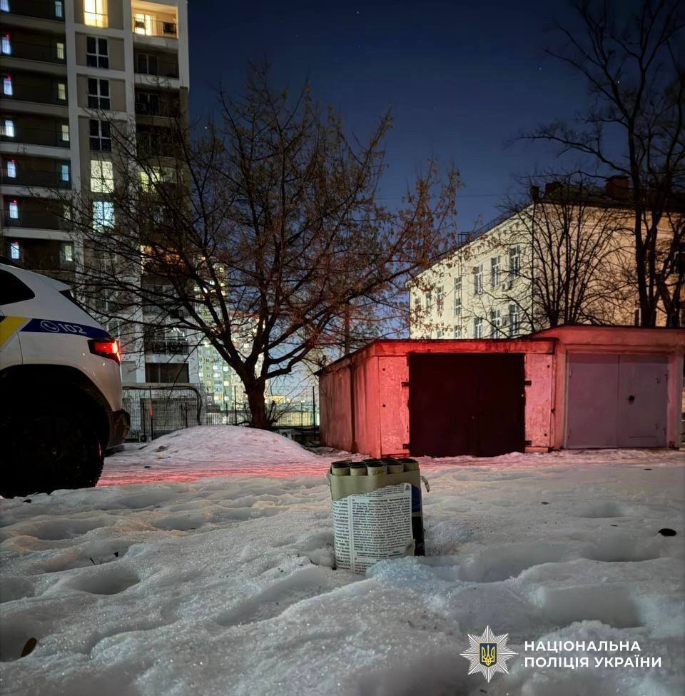 Знайшов на смітнику: у Києві встановили підлітка, який запустив салют. Подробиці, фото та відео