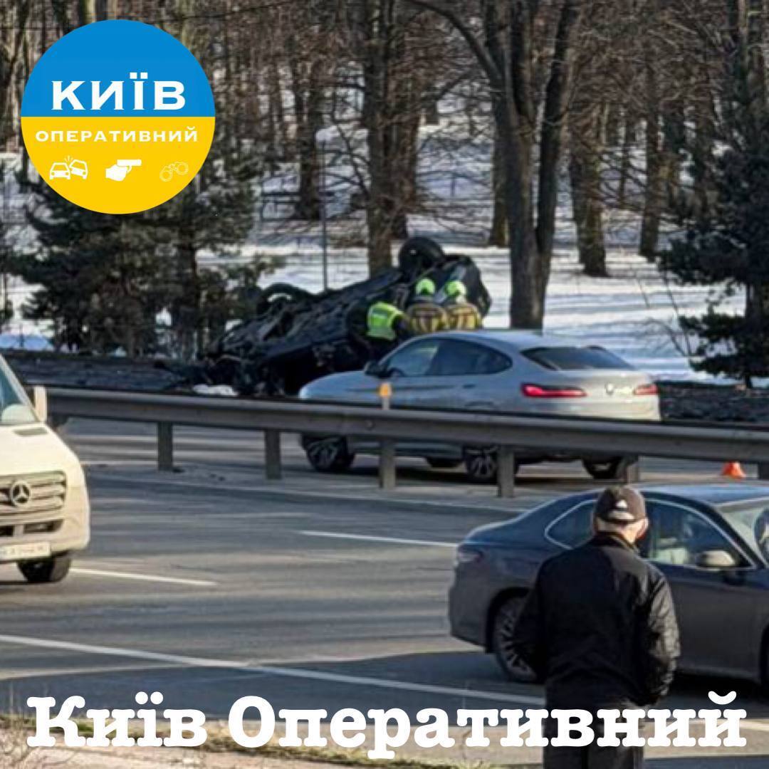 У Києві Maserati на швидкості в’їхав в електроопору та перекинувся: є загиблий. Усі подробиці, фото та відео