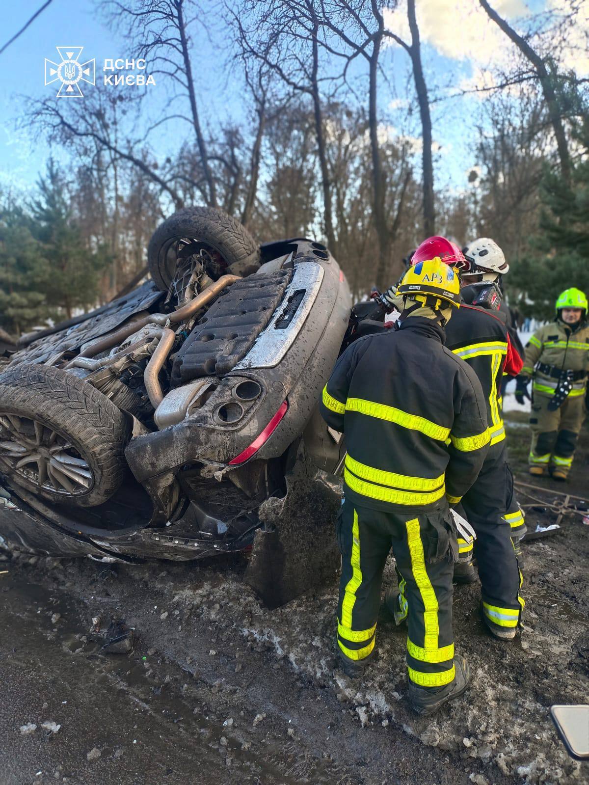 У Києві Maserati на швидкості в’їхав в електроопору та перекинувся: є загиблий. Усі подробиці, фото та відео