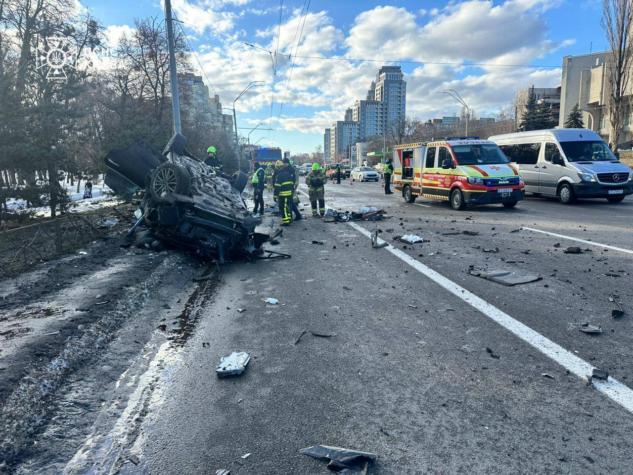 У Києві Maserati на швидкості в’їхав в електроопору та перекинувся: є загиблий. Усі подробиці, фото та відео