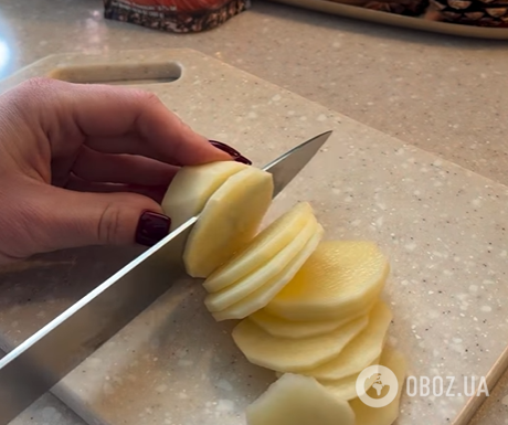 Соковита курка з картоплею в духовці: вийде ситно і смачно