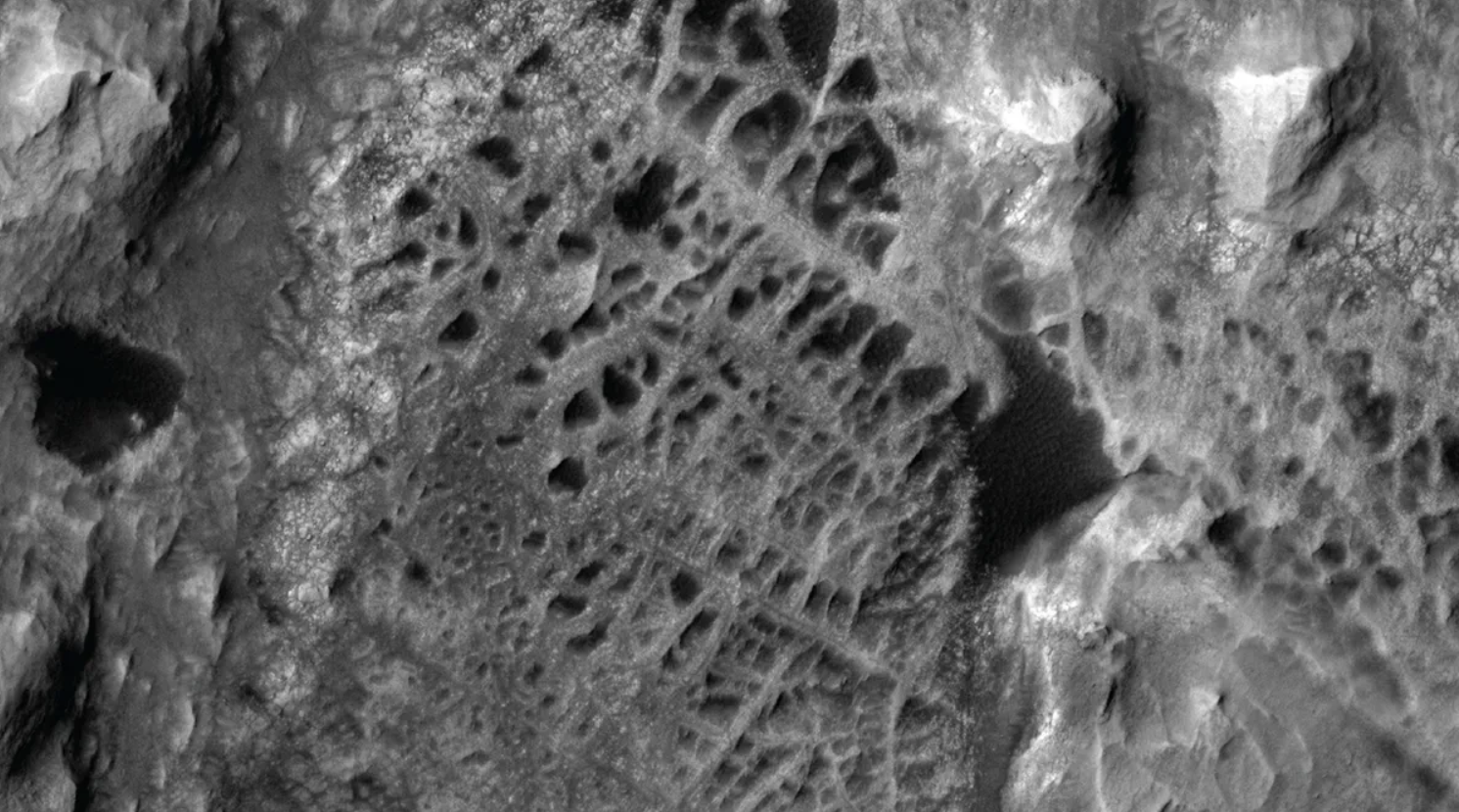 На Марсе нашли гигантские паутины с сюрпризом: ученые удивлены