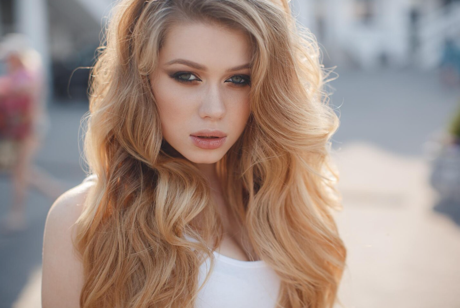 Какие цвета волос добавляют возраста: избегайте их после 50