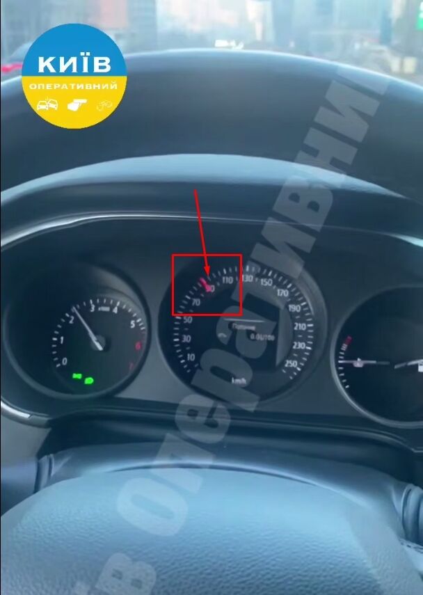 У Києві чоловік на самокаті "летів" по бульвару Міхновського зі швидкістю 90 км/год. Відео