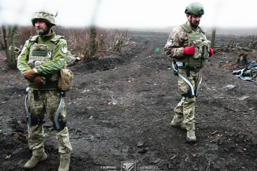 "Не фантастика, а реальность": украинские десантники тестируют экзоскелеты для переноса тяжелых снарядов. Видео