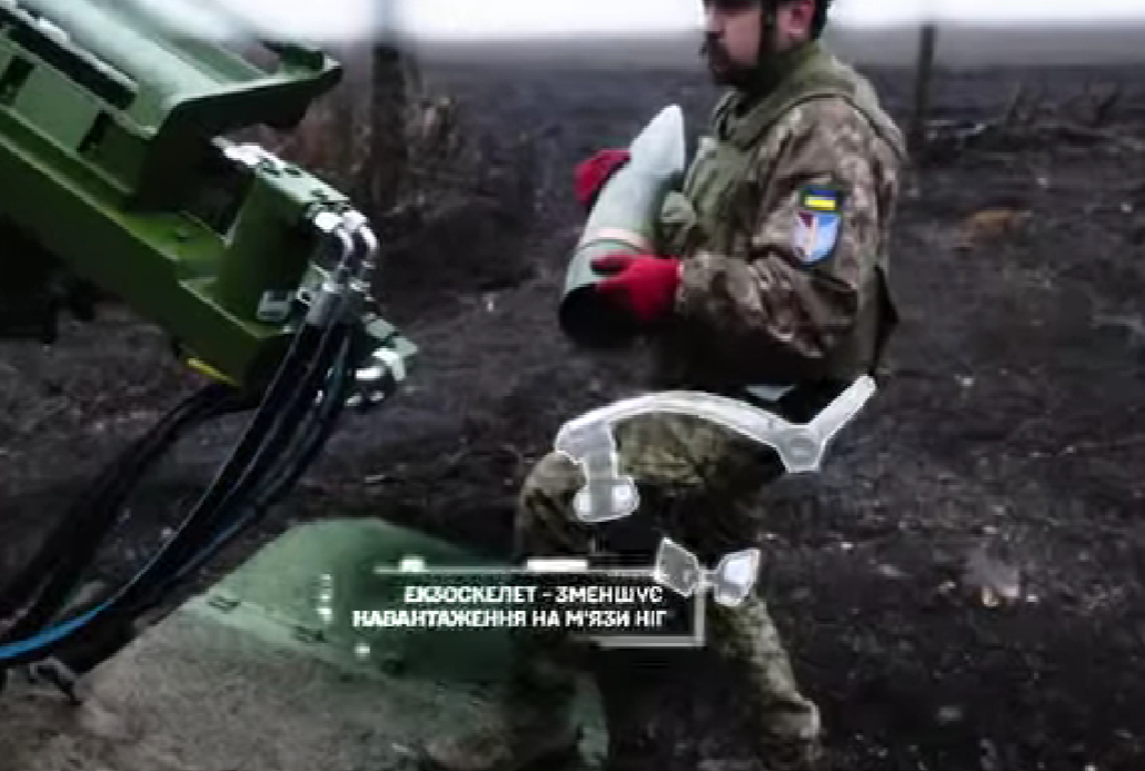 "Не фантастика, а реальность": украинские десантники тестируют экзоскелеты для переноса тяжелых снарядов. Видео