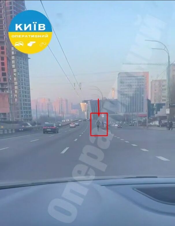 У Києві чоловік на самокаті "летів" по бульвару Міхновського зі швидкістю 90 км/год. Відео