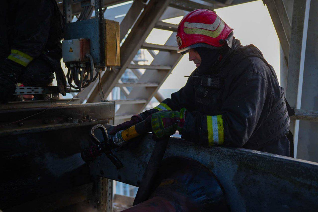 В Одесской области в результате атаки РФ повреждены коммерческие суда, есть раненые. Фото