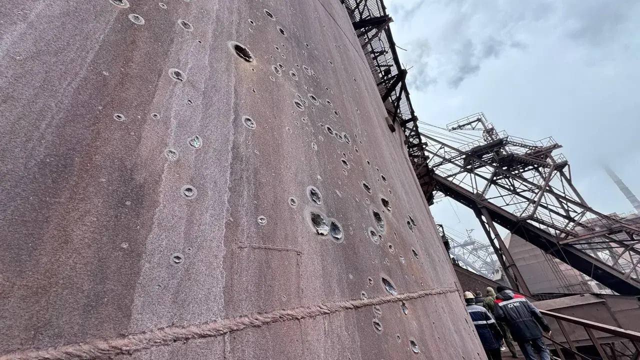 Было видно зарево: в оккупированном Алчевске атакован металлургический завод. Видео