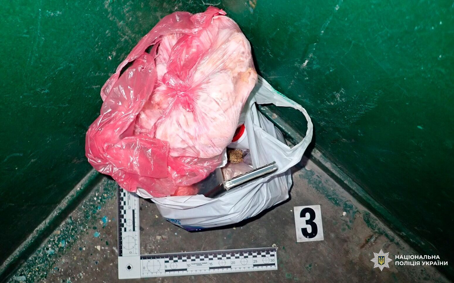 Забрали даже продукты: в Киеве двое мужчин совершили дерзкое разбойное нападение на пенсионерку. Фото