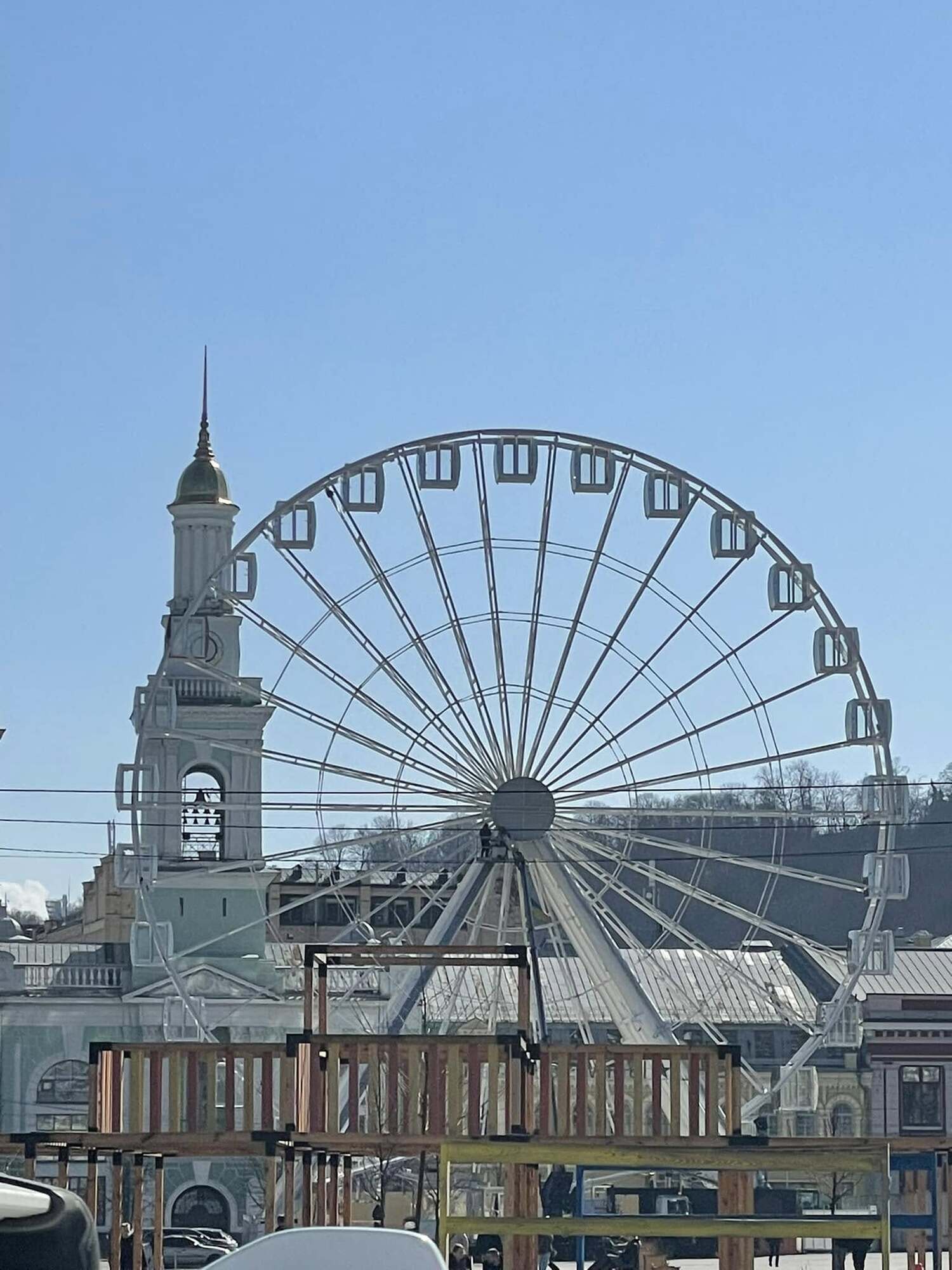 У Києві на Подолі почали демонтаж скандального Колеса огляду. Фото та відео