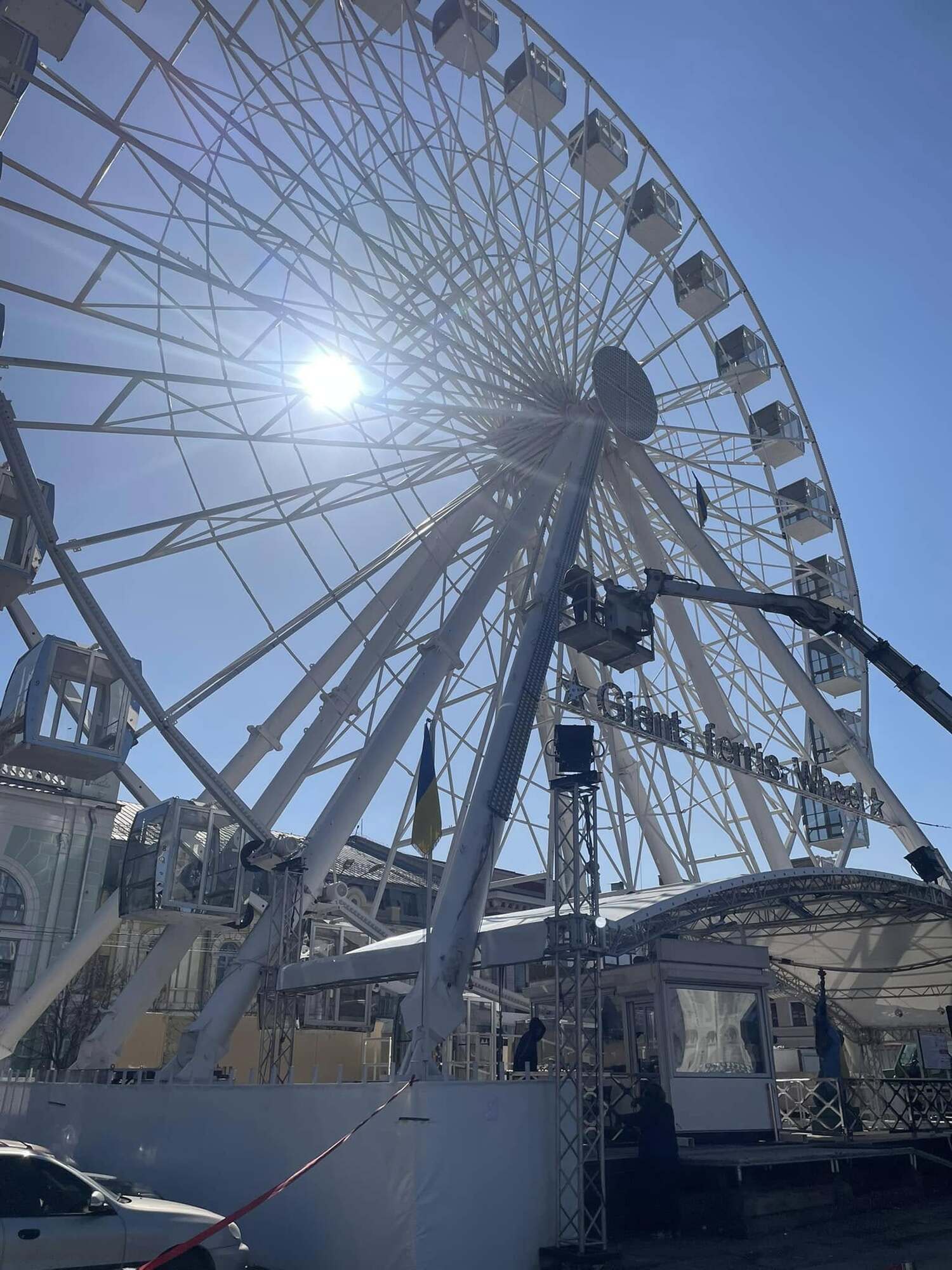 У Києві на Подолі почали демонтаж скандального Колеса огляду. Фото та відео