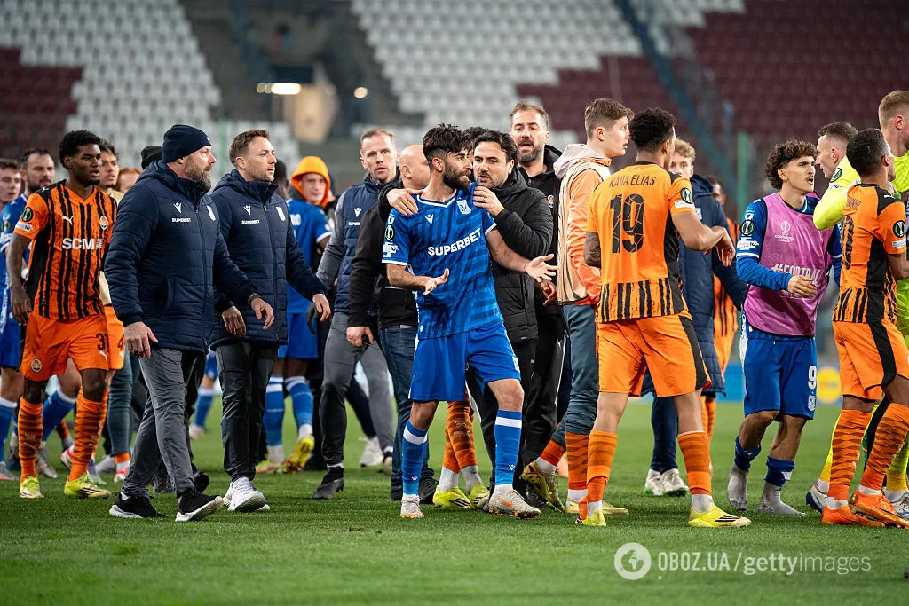 На камеру попало то, что устроили игроки "Шахтера" и "Леха" после матча Лиги конференций. Видео