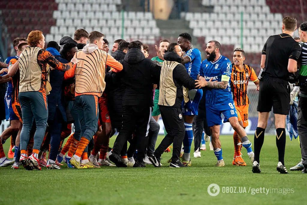 На камеру попало то, что устроили игроки "Шахтера" и "Леха" после матча Лиги конференций. Видео