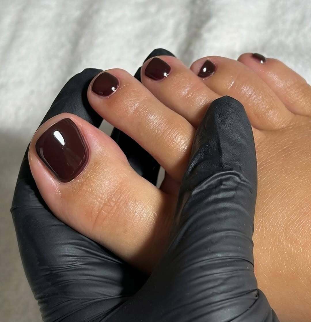 Не робіть такий педикюр: 3 кольори, які вийшли з моди цієї весни