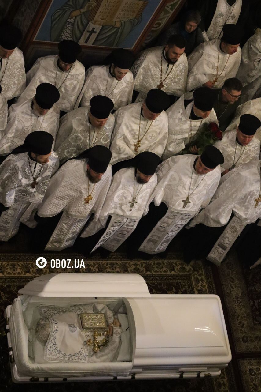 У Києві за участі духовенства ПЦУ і вірян триває прощання з Патріархом Філаретом. Фото і відео