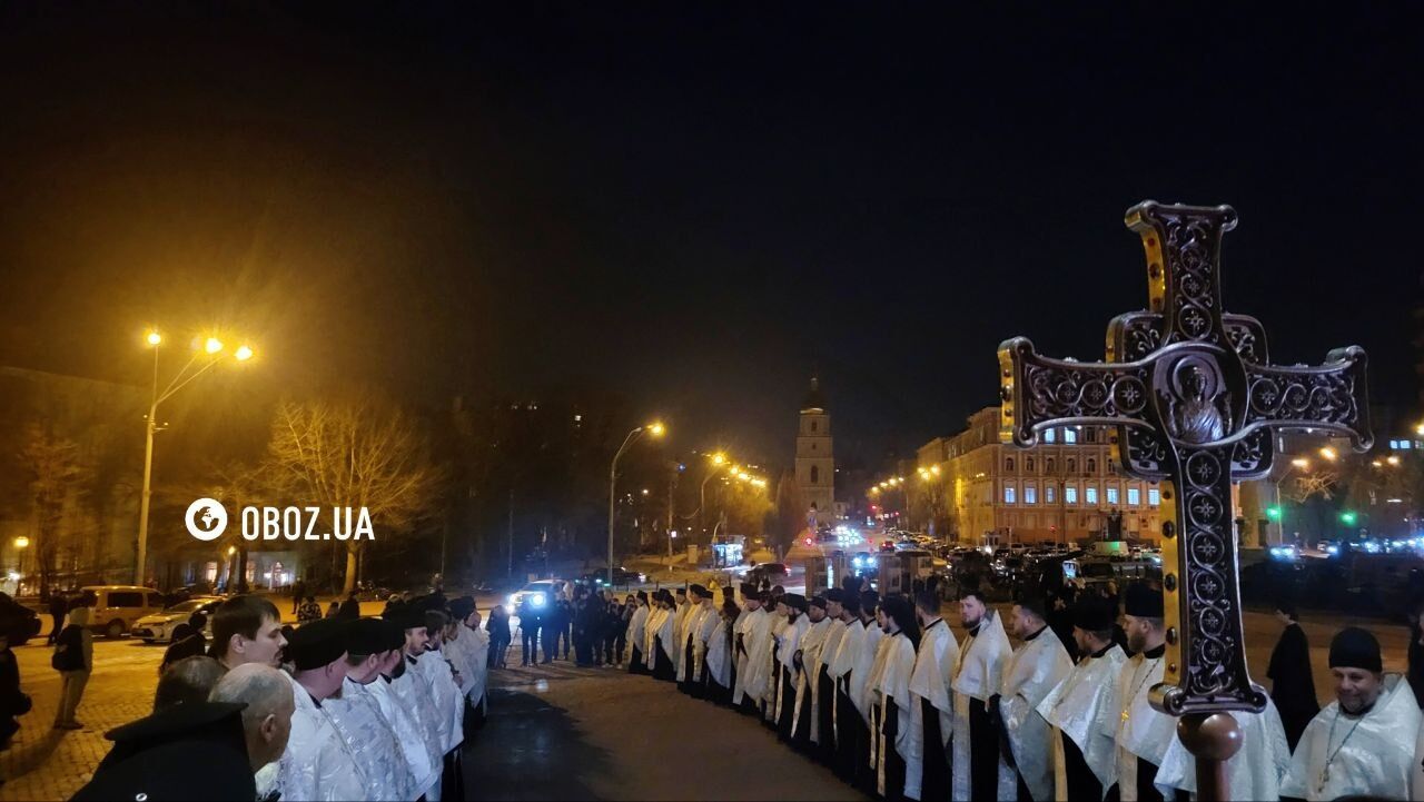 У Києві за участі духовенства ПЦУ і вірян триває прощання з Патріархом Філаретом. Фото і відео