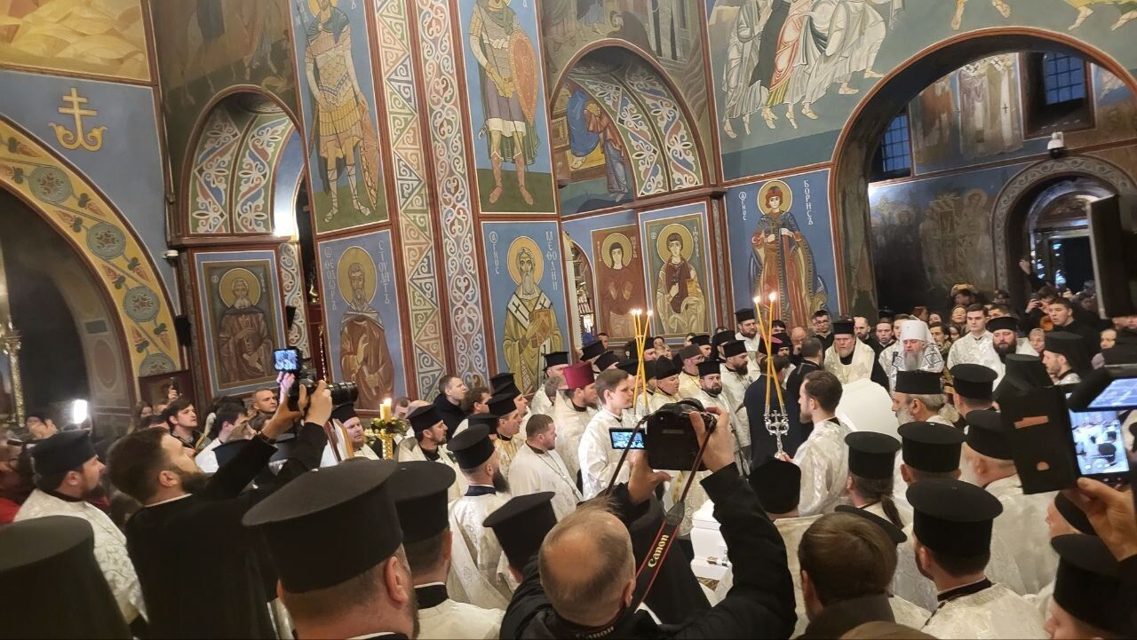 У Києві за участі духовенства ПЦУ і вірян триває прощання з Патріархом Філаретом. Фото і відео