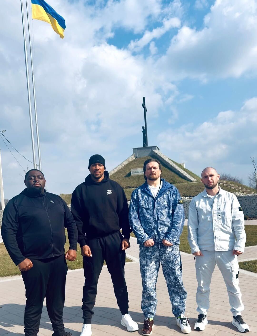 "Їду до Києва з..." Усик повернувся до України та привіз сенсаційного гостя. Фотофакт