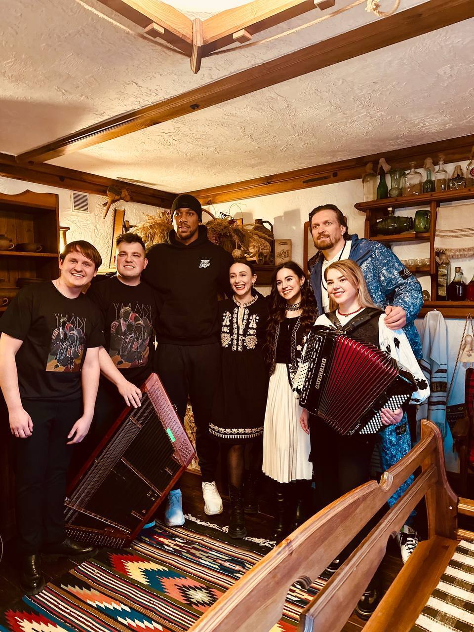 З'явилося відео, що Усик змусив робити Джошуа, який вперше приїхав до України