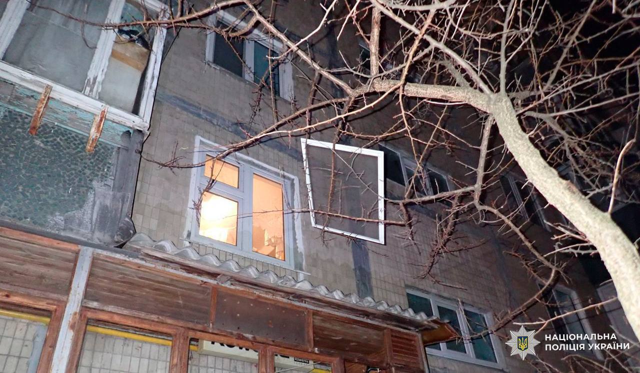 Забрали даже продукты: в Киеве двое мужчин совершили дерзкое разбойное нападение на пенсионерку. Фото