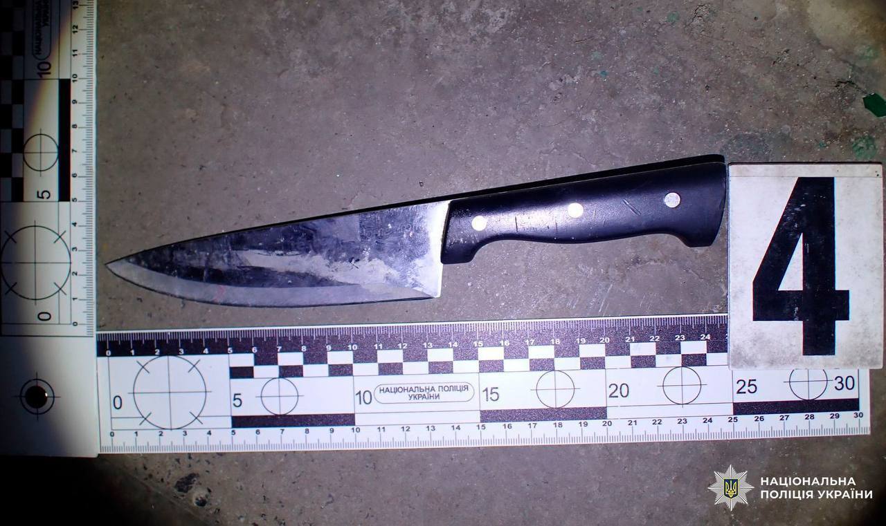 Забрали даже продукты: в Киеве двое мужчин совершили дерзкое разбойное нападение на пенсионерку. Фото