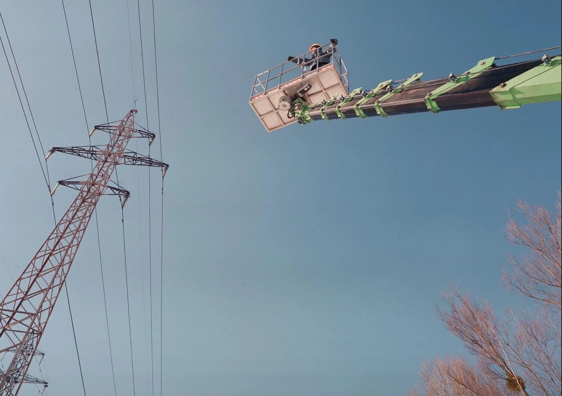 "Без вихідних і вночі": як енергетики ДТЕК відновлювали світло під ворожими ударами