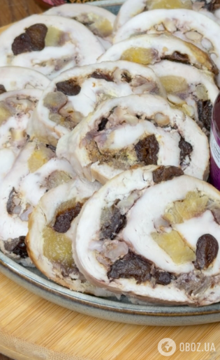 Соковитий м'ясний рулет з чорносливом та горіхами: можна приготувати на Великдень