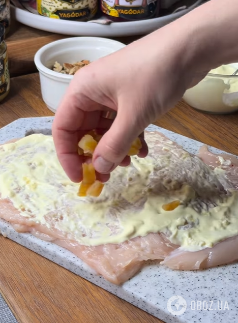 Соковитий м'ясний рулет з чорносливом та горіхами: можна приготувати на Великдень