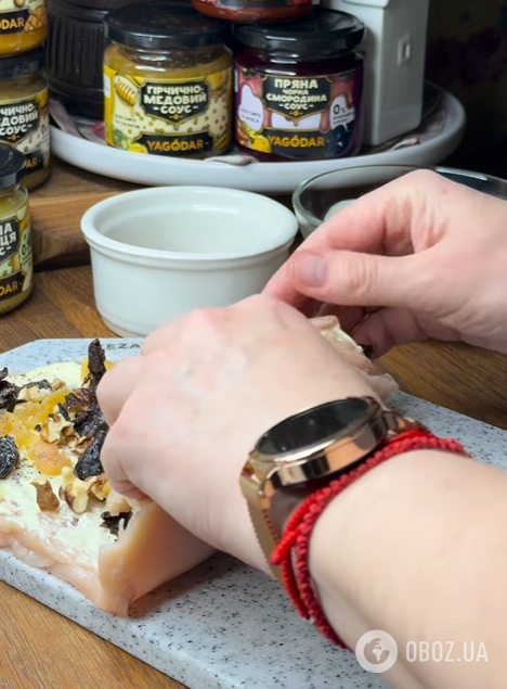 Соковитий м'ясний рулет з чорносливом та горіхами: можна приготувати на Великдень