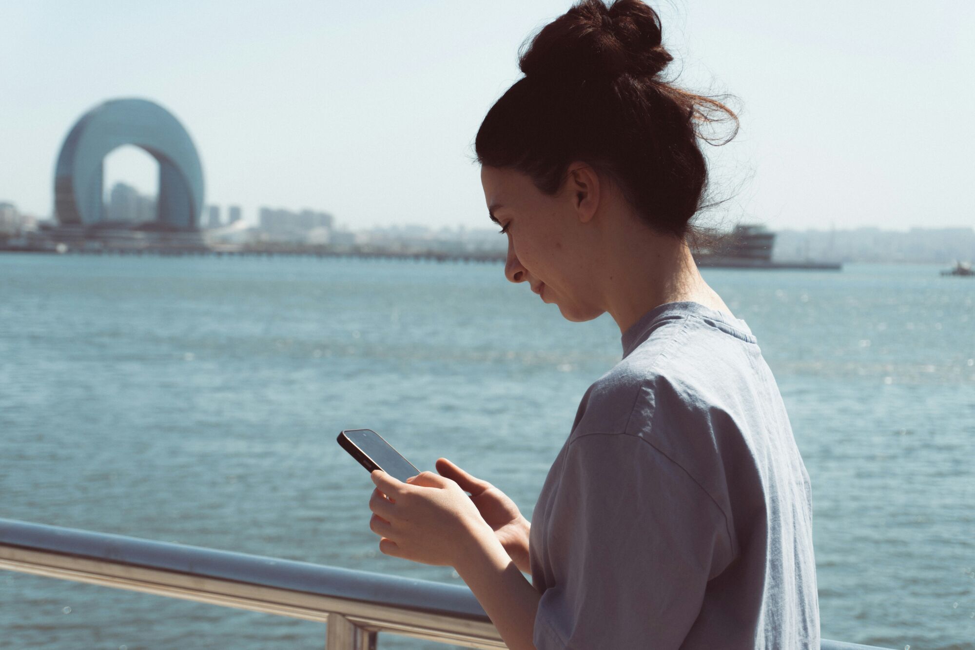 Одна распространенная привычка вызывает морщины на шее: как избежать