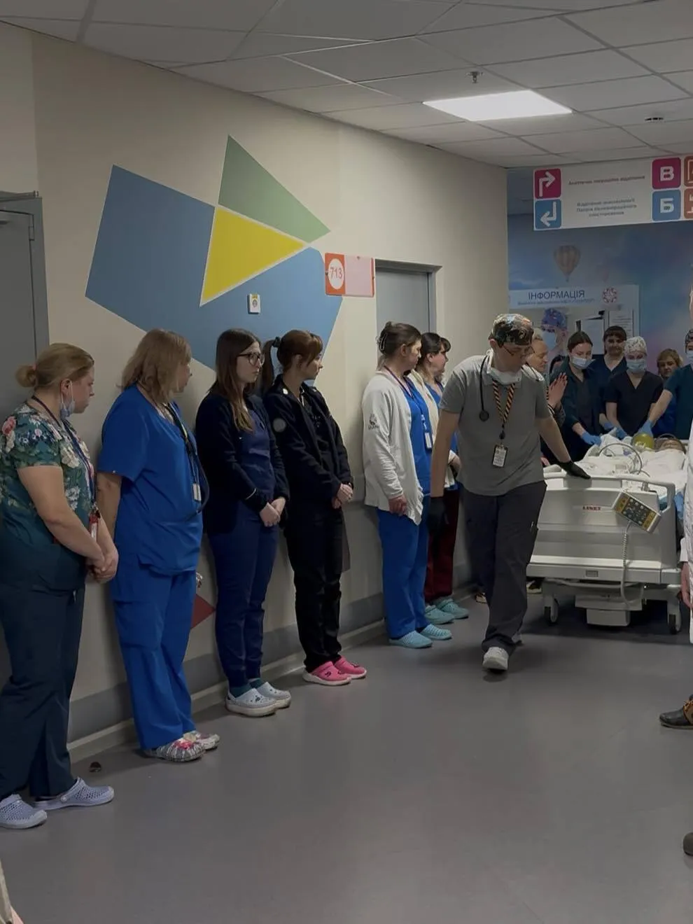 У столичному "Охматдиті" медики провели коридор пошани для 13-річного Івана, який став посмертним донором