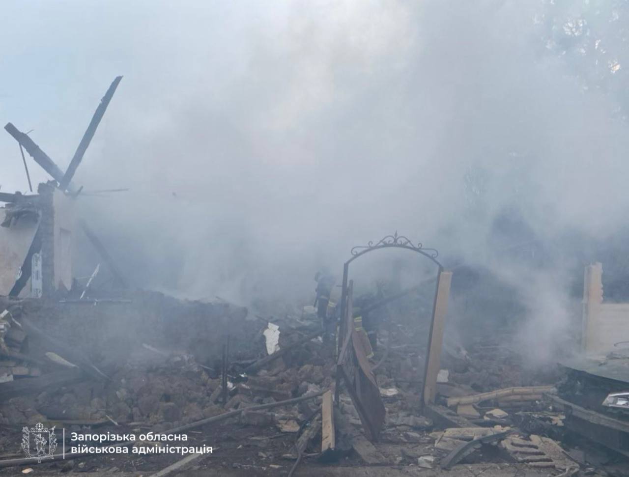 Окупанти вдарили по Запоріжжю:  зруйновано будинок, загинули двоє людей. Фото та відео