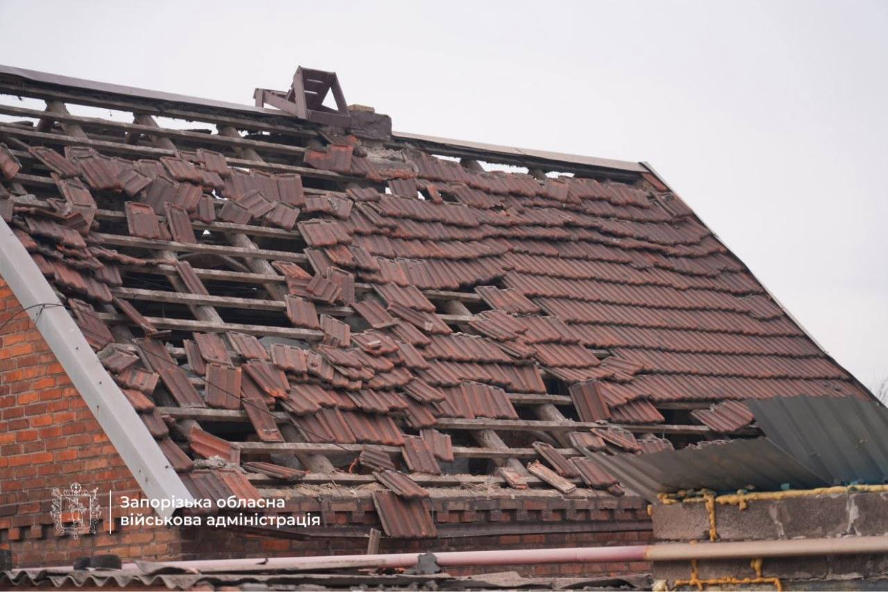 Окупанти вдарили по Запоріжжю:  зруйновано будинок, загинули двоє людей. Фото та відео