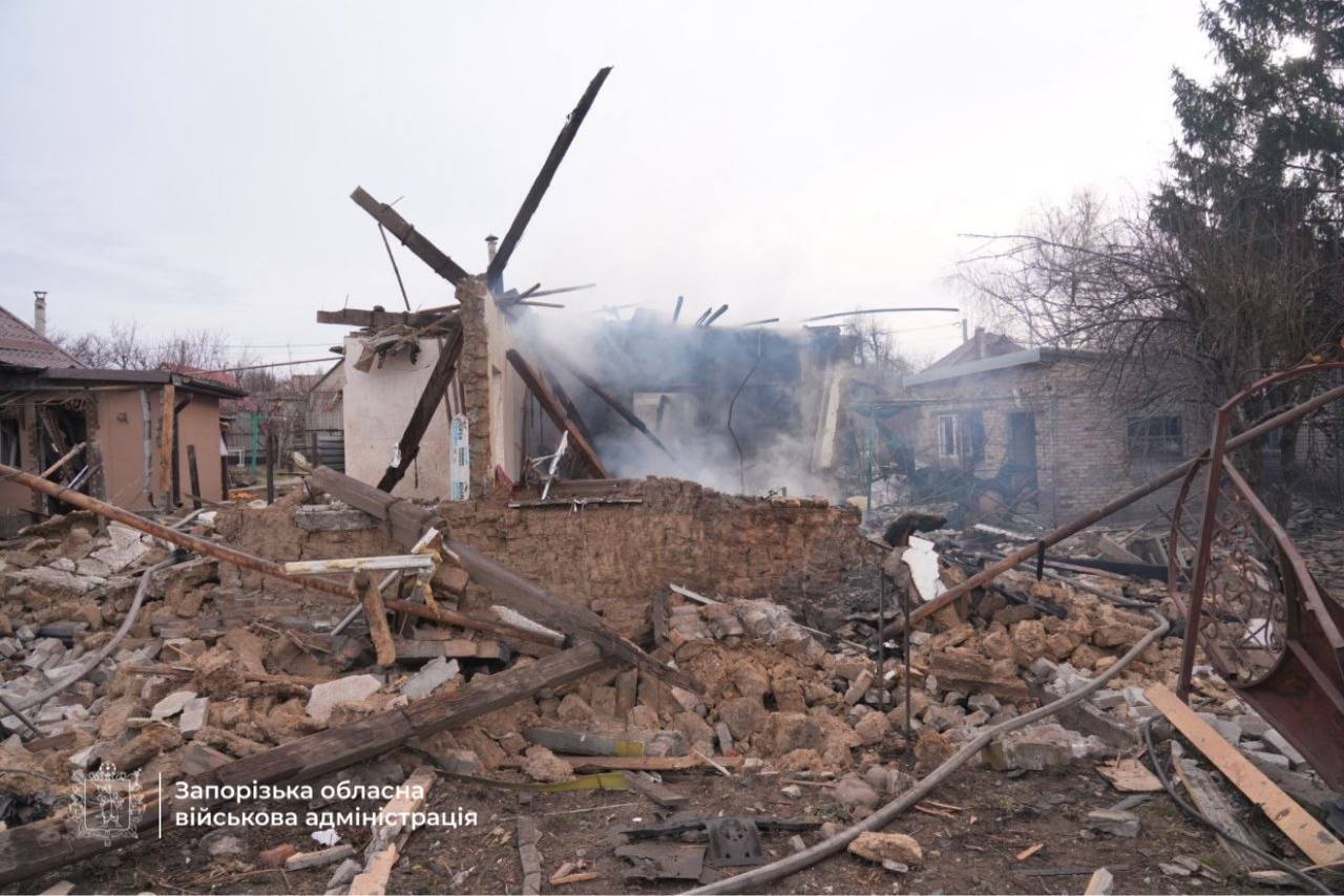 Окупанти вдарили по Запоріжжю:  зруйновано будинок, загинули двоє людей. Фото та відео