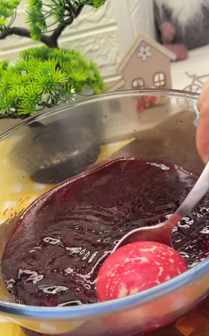 Быстрый и простой способ оригинально покрасить яйца к Пасхе и пасхальным праздникам