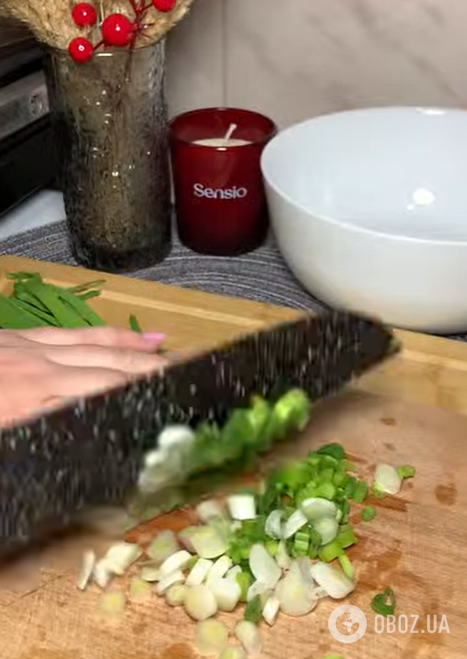 Найсмачніший весняний салат з редискою та зеленою цибулею: заправляється сметаною