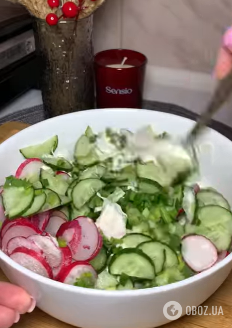 Найсмачніший весняний салат з редискою та зеленою цибулею: заправляється сметаною