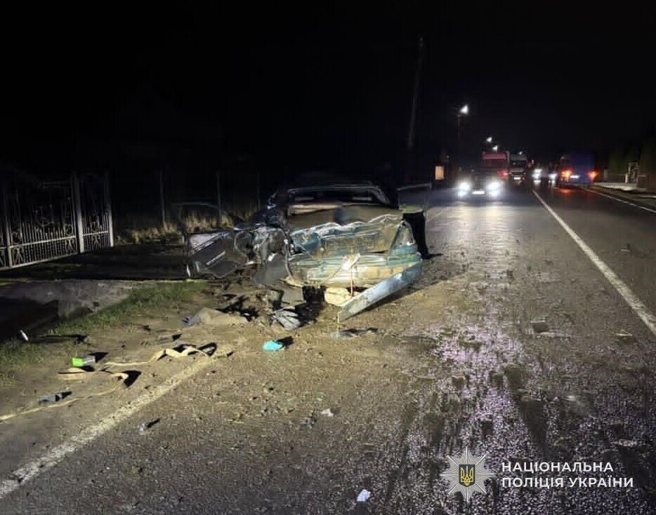 На Львівщині авто злетіло в кювет і збило на смерть двох пішоходів: деталі трагедії. Фото