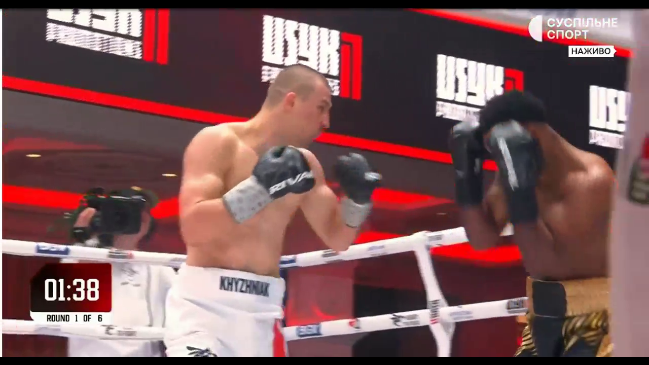 Первый бой Хижняка в профессионалах завершился нокаутом в первом же раунде. Видео