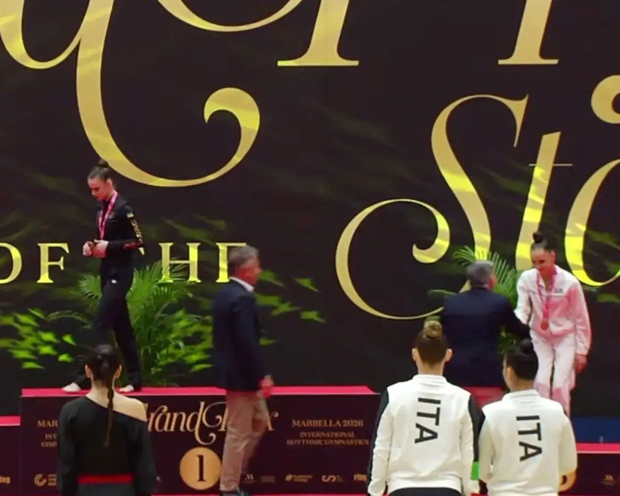 Онофрийчук вынудила абсолютную чемпионку России слушать гимн Украины, а затем устроила ей бойкот. Видео